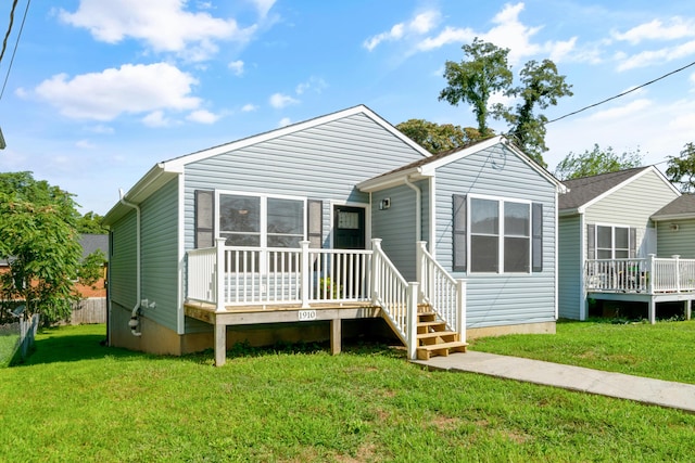 view of front of property featuring a front lawn