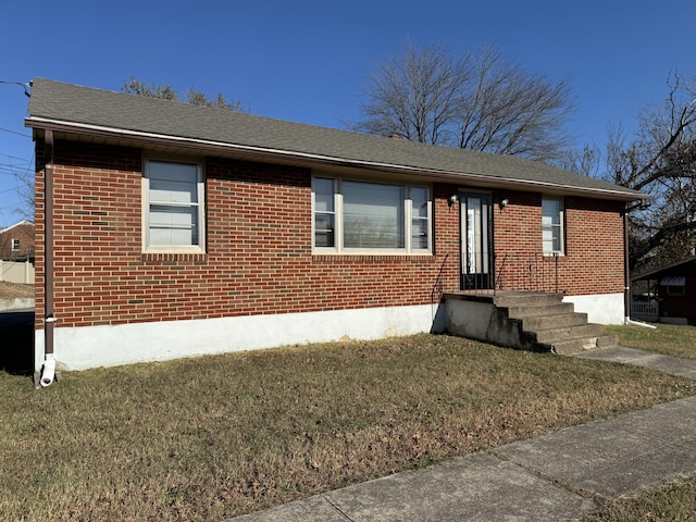 view of front of property featuring a front yard