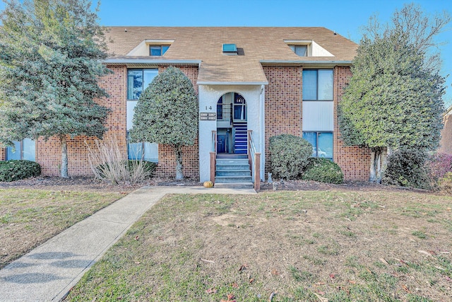 townhome / multi-family property featuring a front yard