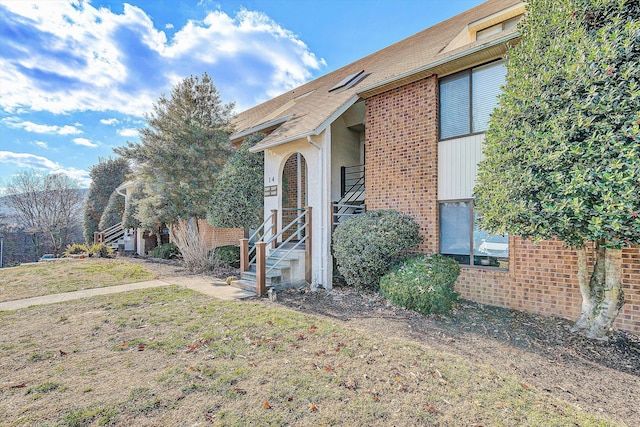 exterior space featuring a front yard