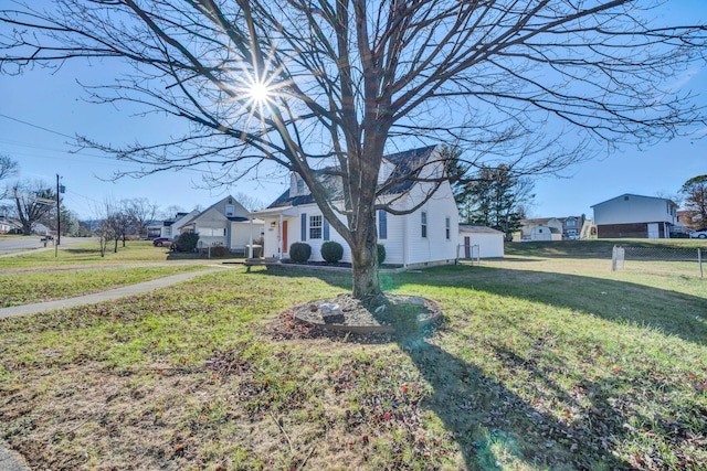 view of front of property featuring a front lawn