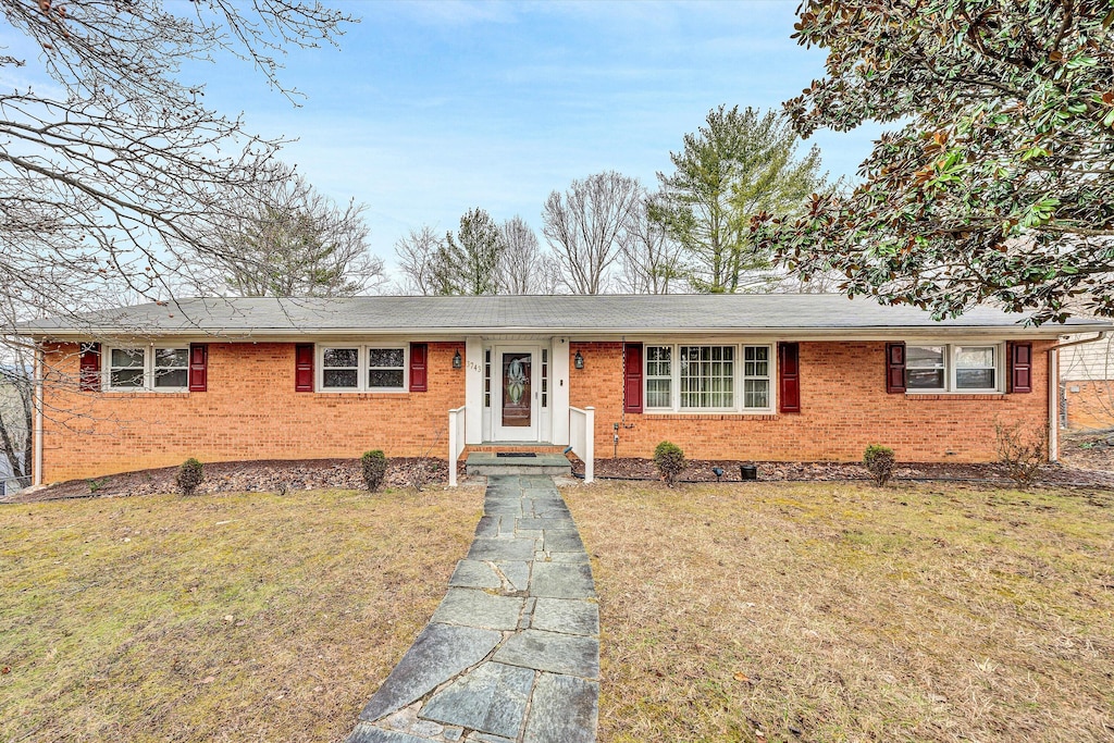 single story home with a front lawn