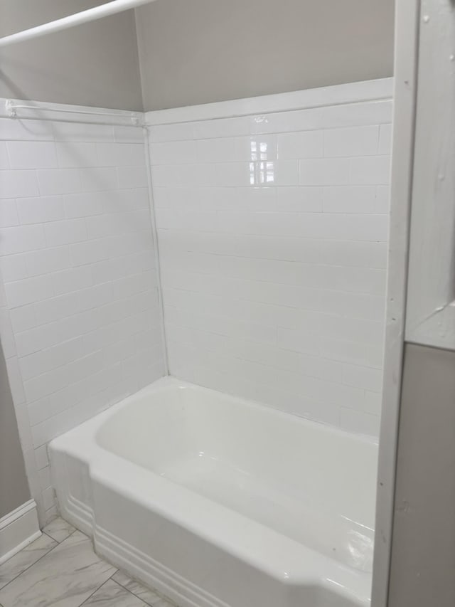 bathroom featuring tiled shower / bath combo