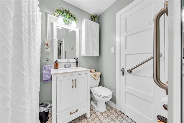 bathroom featuring a shower with curtain, vanity, and toilet