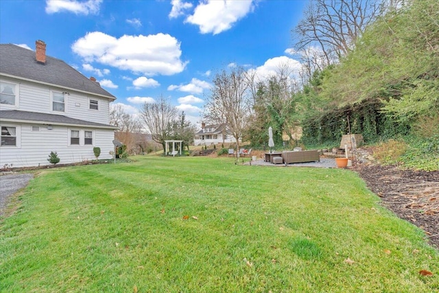 view of yard featuring an outdoor hangout area