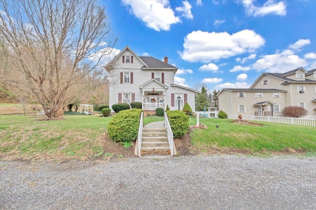 view of front of home featuring a front lawn