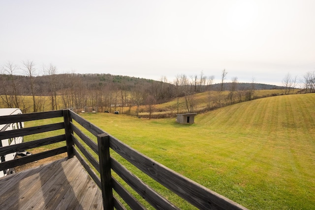 view of yard featuring a rural view