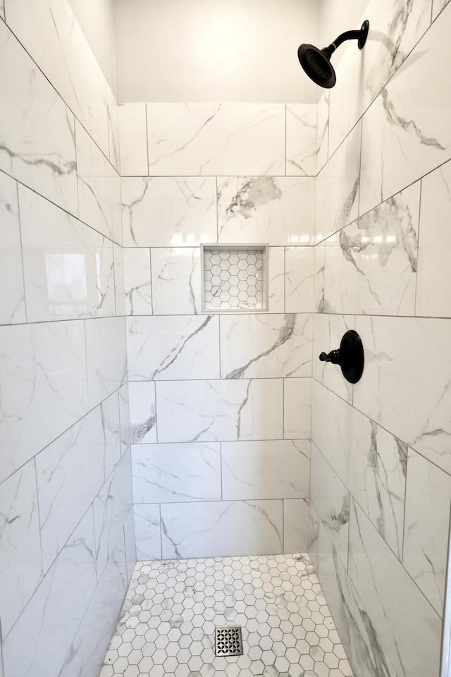 bathroom featuring tiled shower