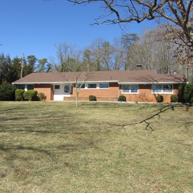 ranch-style house featuring a front yard