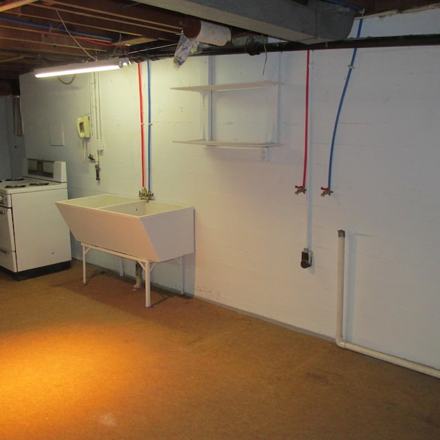 basement with sink and independent washer and dryer