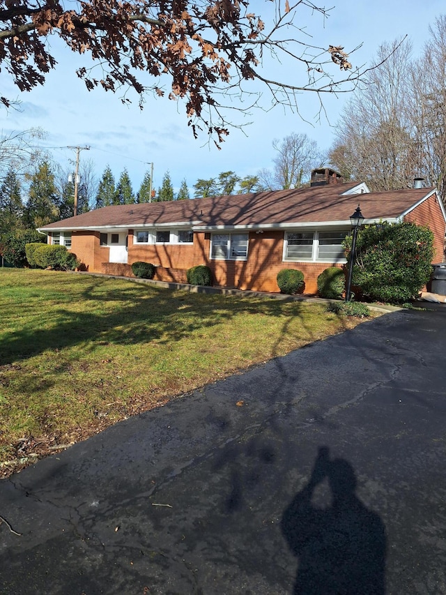 view of front of house with a front yard