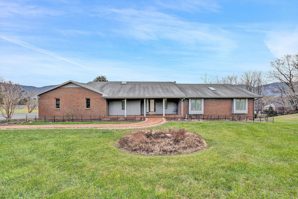 ranch-style home with a front yard