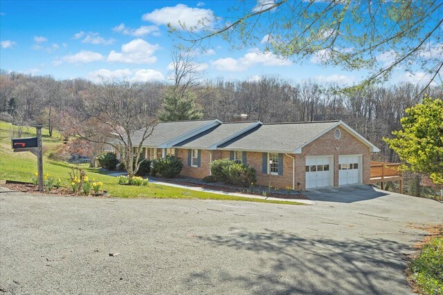 single story home featuring a front lawn