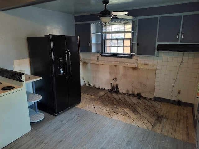 kitchen with black refrigerator with ice dispenser, light wood-type flooring, ceiling fan, and white electric range