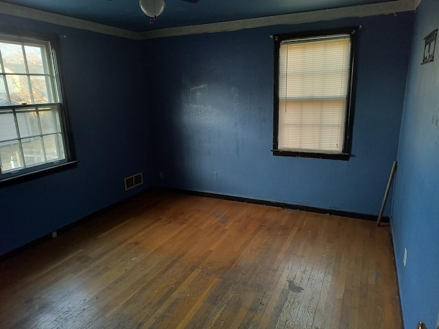 empty room featuring dark hardwood / wood-style floors and ceiling fan