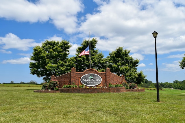 community sign featuring a yard