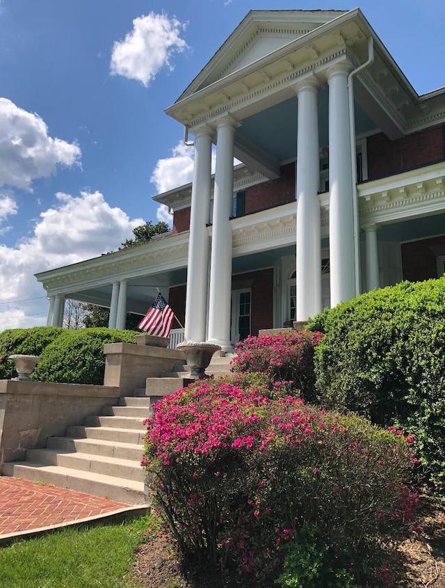 property entrance featuring a porch