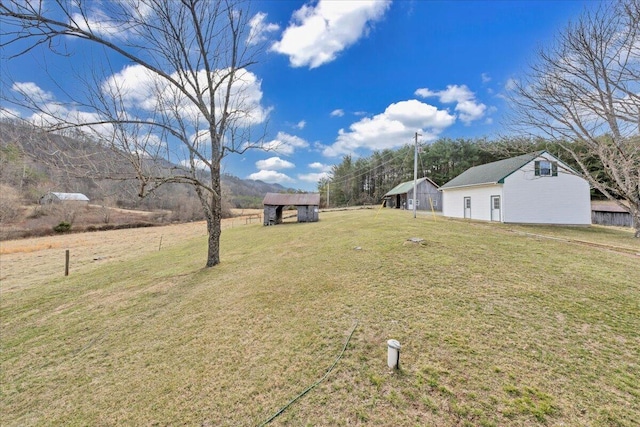 view of yard featuring an outdoor structure