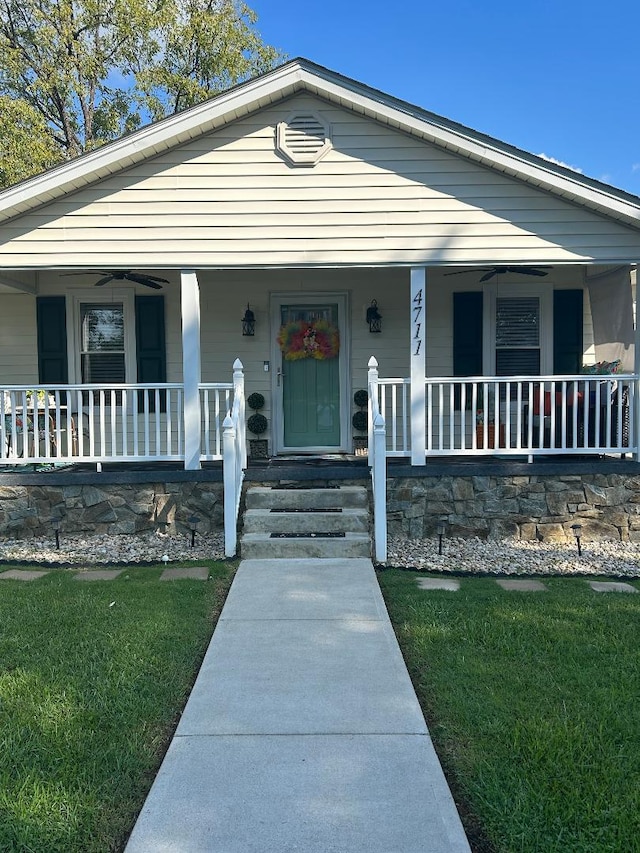 view of front of property with ceiling fan