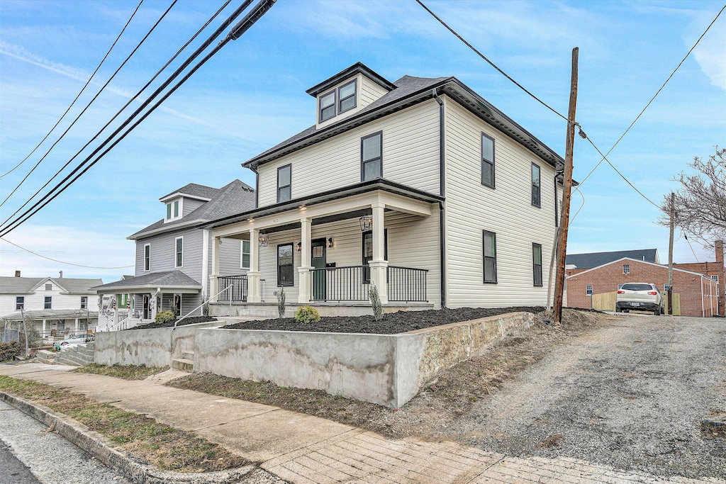 view of front of property featuring a porch