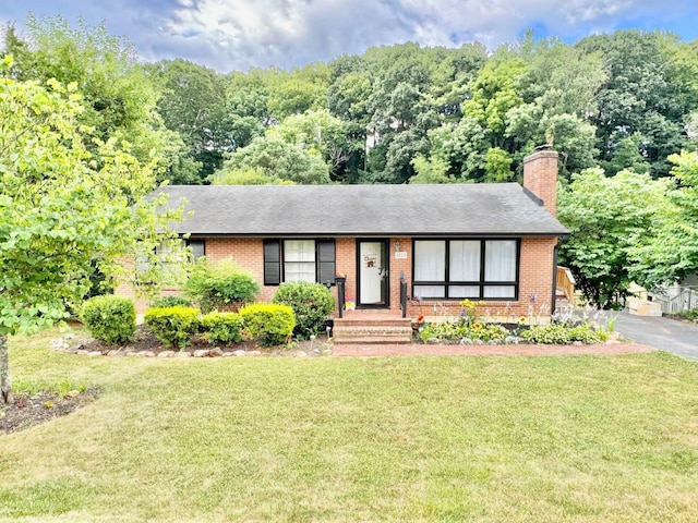 view of front facade featuring a front yard