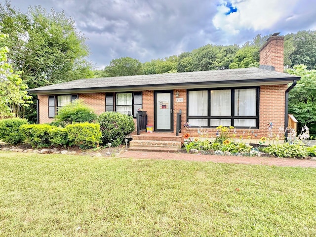 view of front of home featuring a front yard