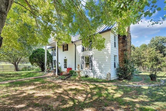 view of front of property featuring a front lawn