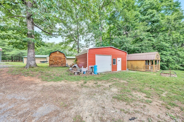 view of yard featuring an outbuilding