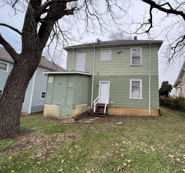 back of house featuring a lawn