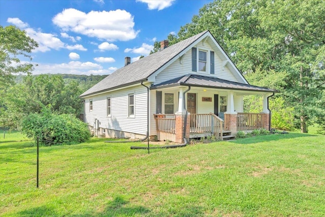 view of front facade featuring a front yard and a porch