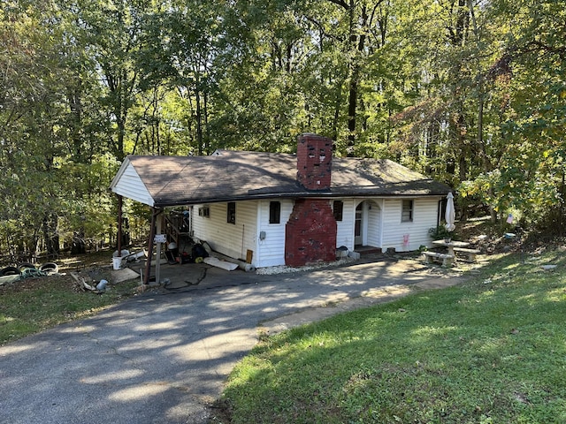 view of front facade featuring a front lawn