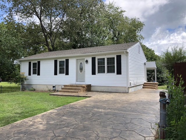 manufactured / mobile home with a front yard