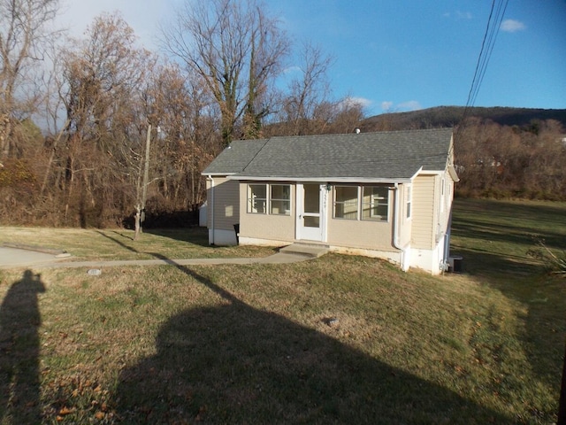 view of front of house with a front lawn