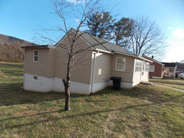 view of side of property featuring a lawn