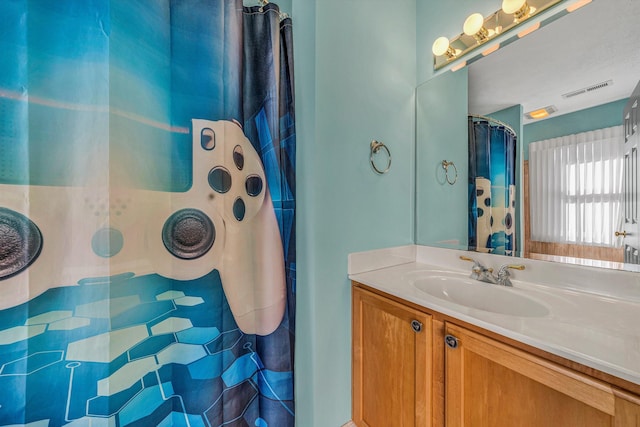 bathroom featuring a shower with shower curtain and vanity