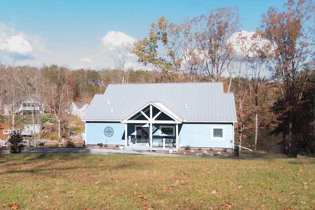 back of house featuring a yard