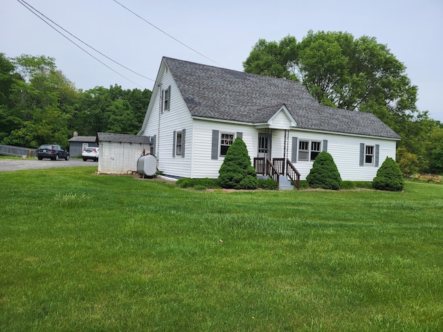 view of front facade featuring a front lawn