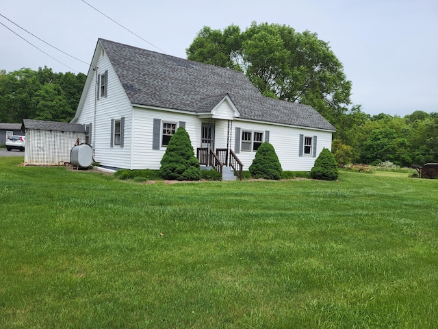 view of front facade featuring a front yard