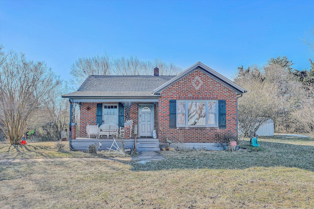 view of front of house featuring a storage shed and a front lawn