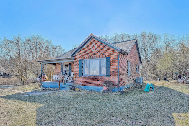 bungalow with covered porch and a front lawn