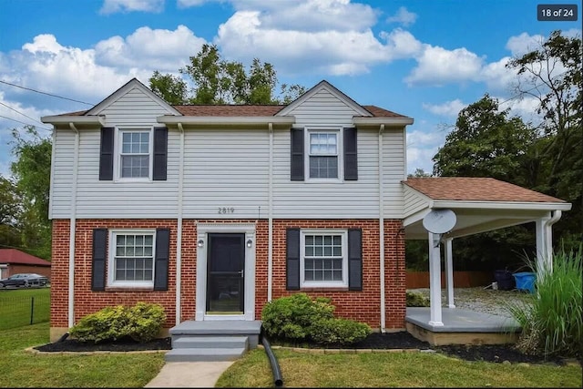 view of front of property featuring a front yard