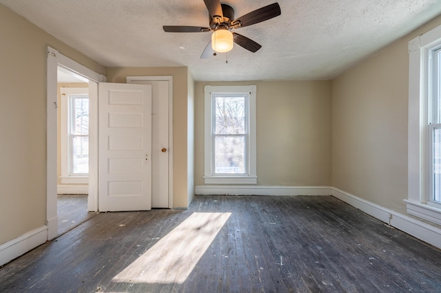 entryway featuring ceiling fan, dark hardwood / wood-style floors, and a textured ceiling