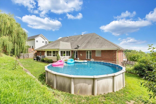 view of swimming pool featuring a lawn