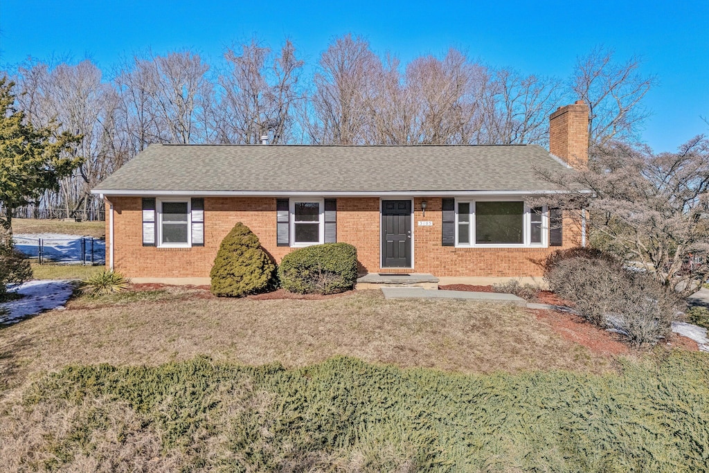 single story home with a front lawn