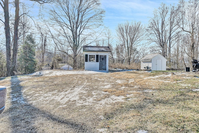 view of yard featuring a storage shed