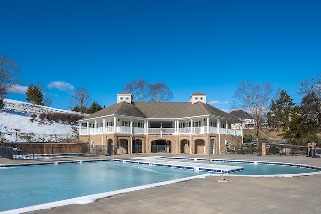 view of swimming pool