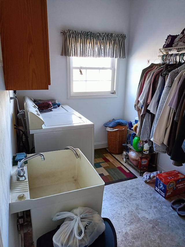 washroom featuring cabinets and washing machine and clothes dryer