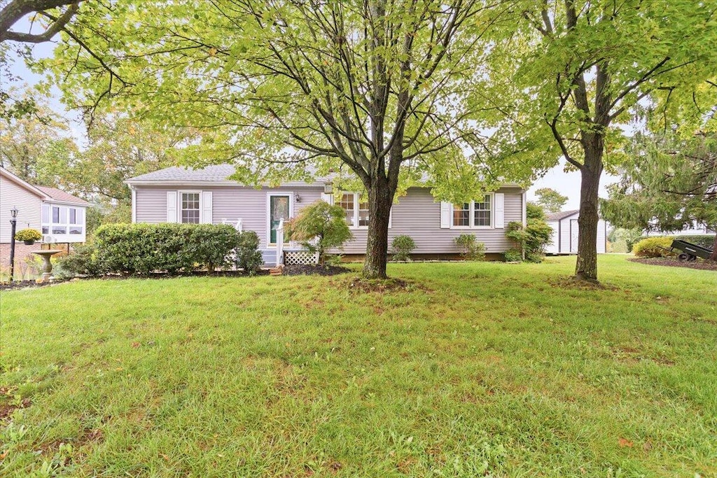 view of front of home featuring a front yard