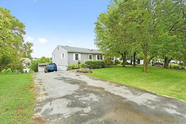 view of front of home featuring a front yard and a garage