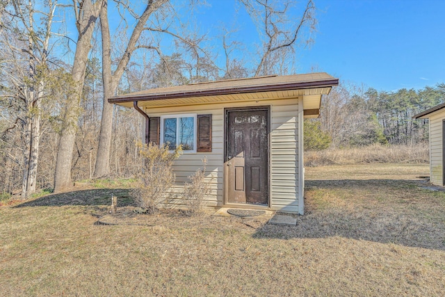 view of outdoor structure featuring a yard